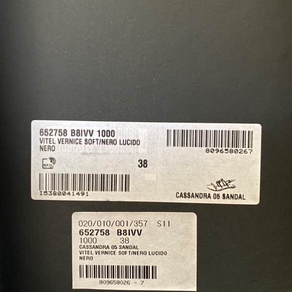 CASSANDRA FLAT SANDALS IN PATENT LEATHER WITH BLACK MONOGRAM - Picture 2 of 6